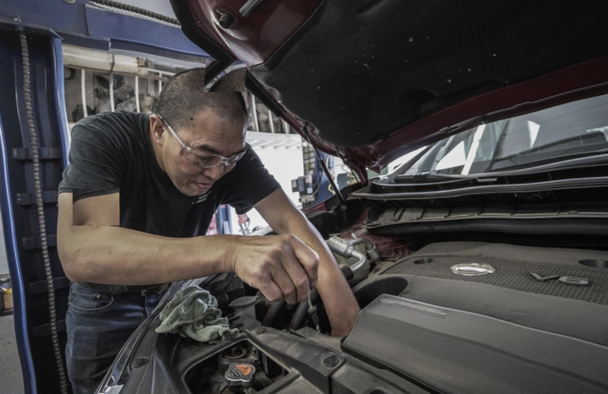 Multimeter measuring parasitic drain on a car battery